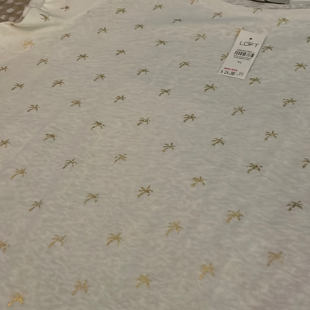 Loft white linen tee with gold palm trees 🌴